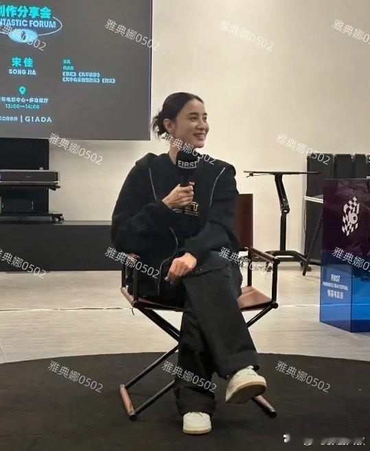 宋佳本人真漂亮，又瘦又高美丽大方，素颜也年轻好看，性格爽快又美又飒，帅气又可爱。