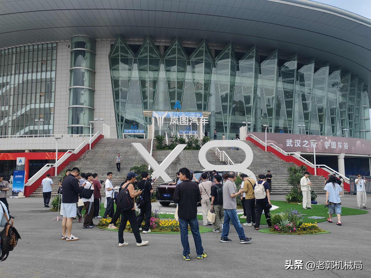 能让老外破防的，除了比亚迪，估计就剩它了。
今天岚图泰山X8是正式上市了，但其实