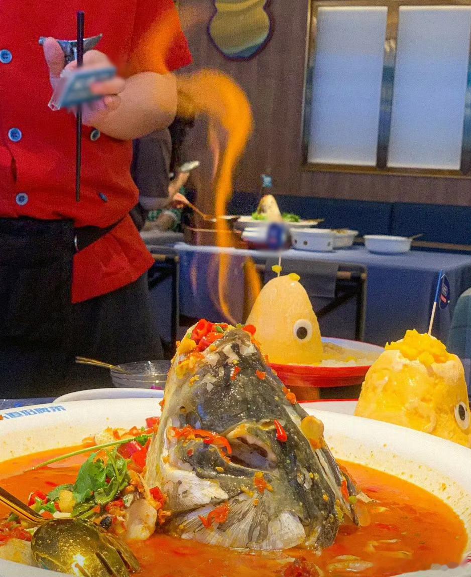 没有人在湖南能拒绝剁椒鱼头 剁椒鱼头早已成为湖南美食名片，硕大的鱼头铺满红彤彤剁