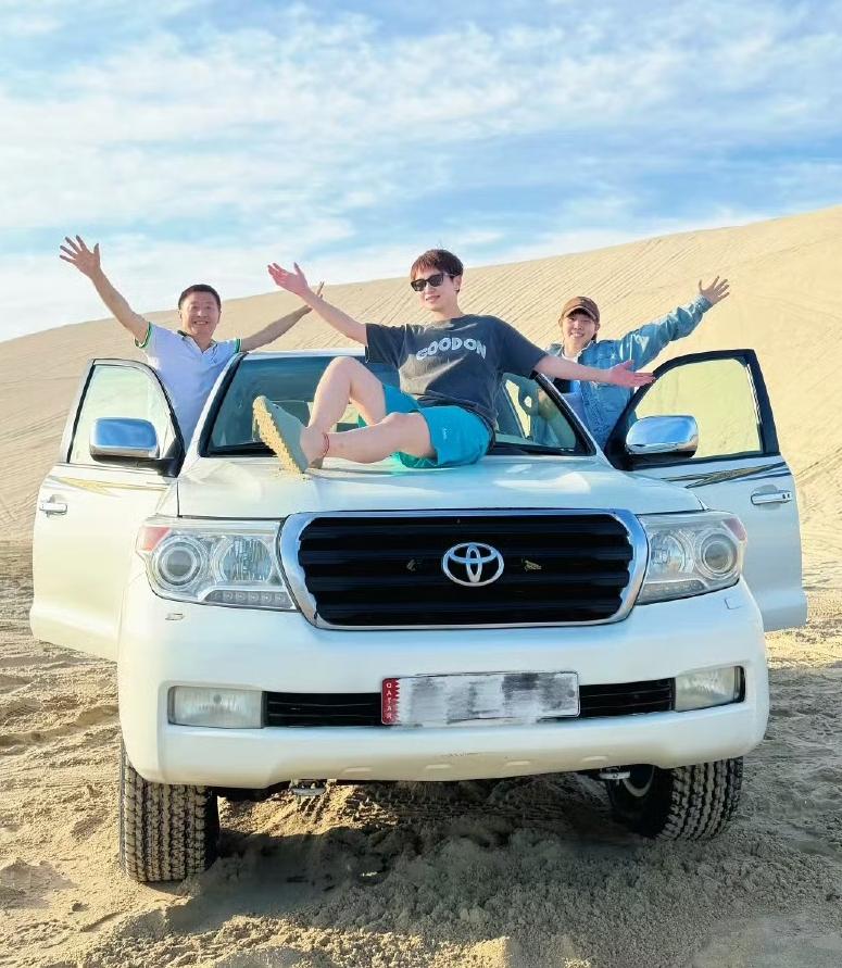 朱雨玲社媒更新多哈比赛碎片！与陈振江和团队一起在沙漠拍照合影。陈振江教练看着都年