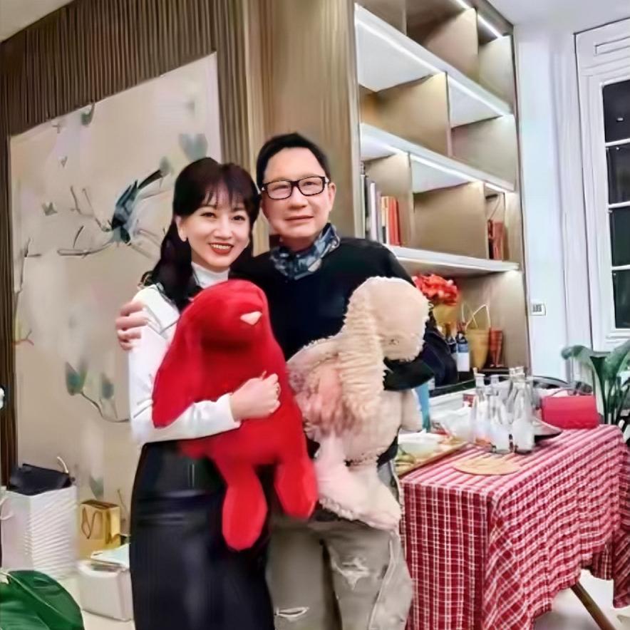 刚刚刷到72岁的赵雅芝与80岁的丈夫同框亮相新年聚会，两人精神状态很好，气质优雅