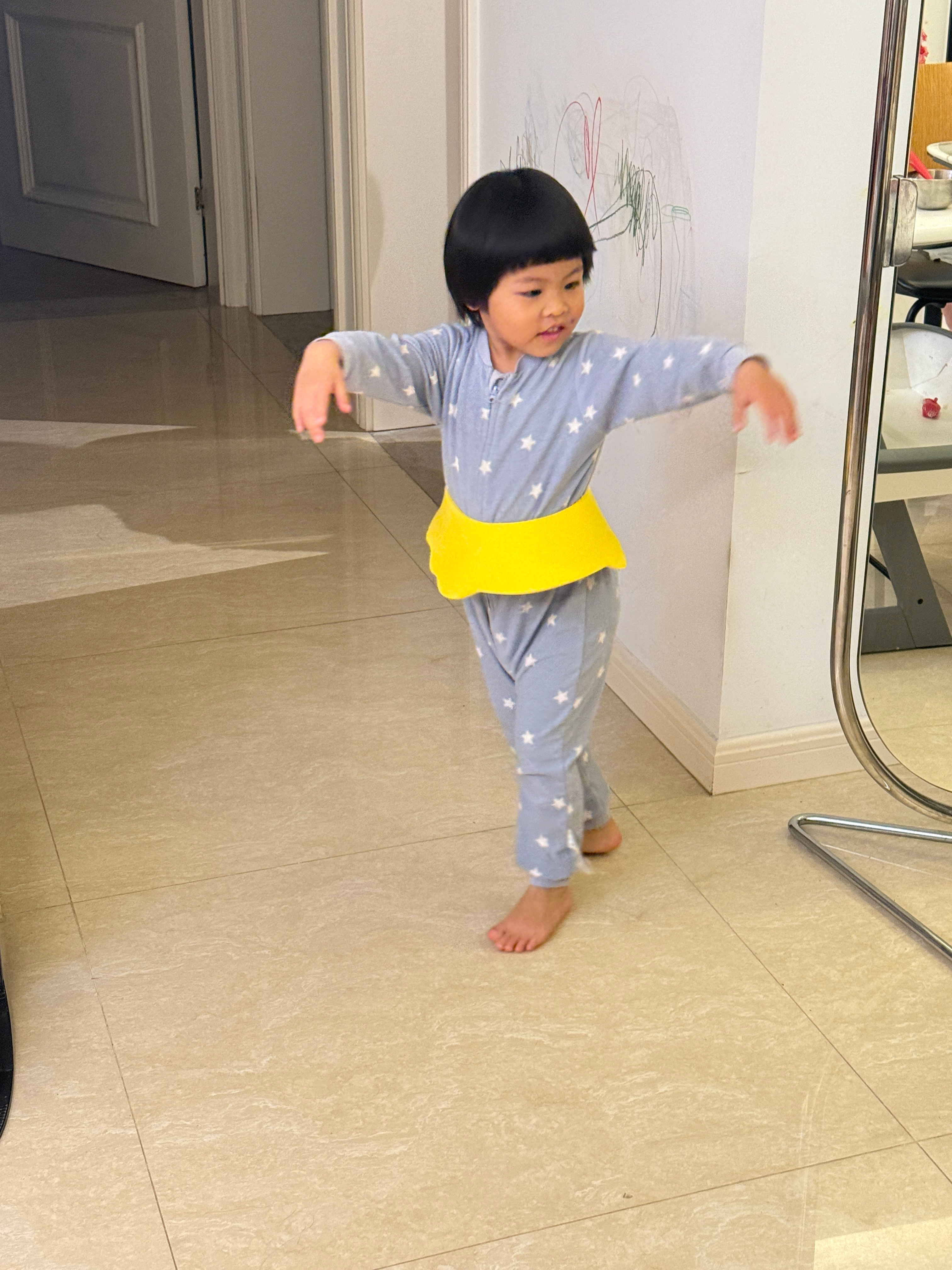 球宝在百科上学习了芭蕾舞当即为自己系上舞裙来了一段家人们感觉怎么样？带娃随手拍