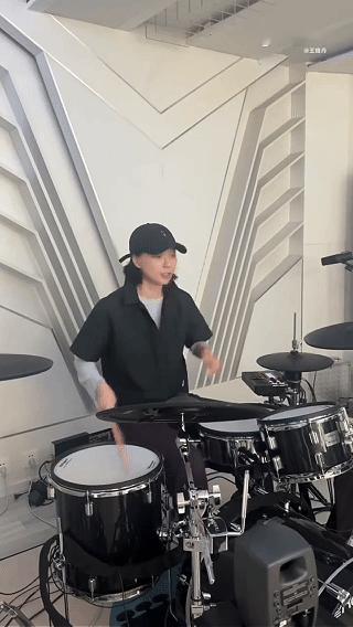 王珞丹一年的库存4小时发完了 库存连发太惊喜，像拆盲盒般快乐帅鼓+干饭反差萌，丹