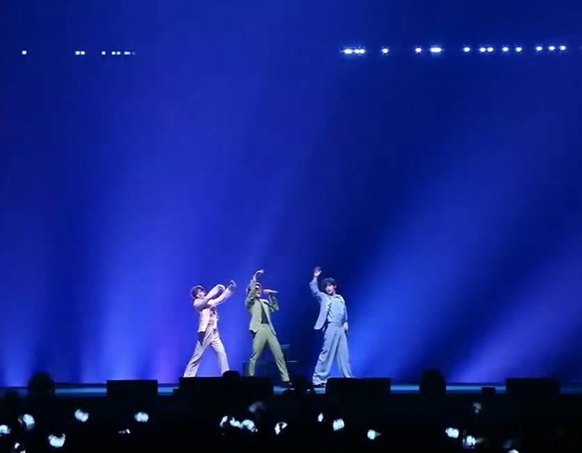 INTO万初舞台西服撞色TFBOYS  伯远高卿尘刘彰化身