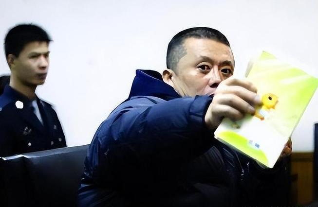 1985年，黑龙江警方带着一名经济案诈骗犯来医院治疗胸膜炎，结果后来他居然趁大家