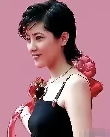 她当年可是娱乐圈弟一美女，比高圆圆还美一个档次，绝对是美人