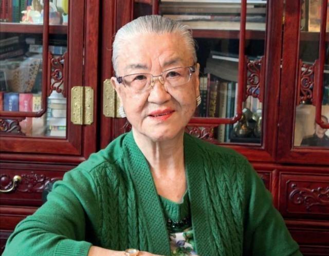 原国防部长耿飚的长女，一夜之间被查封了所有资产，她选择出走美国。在离开时她发誓：