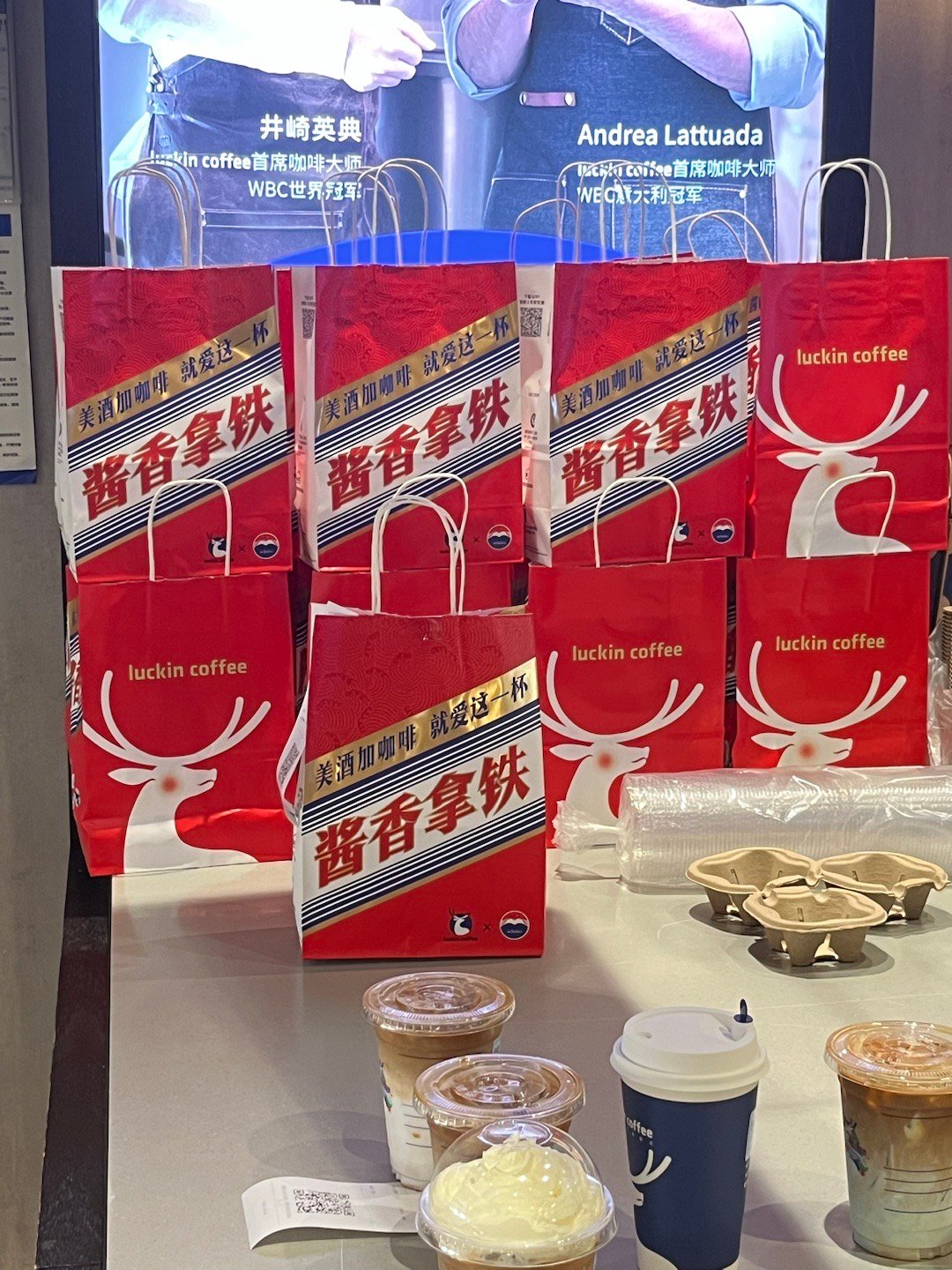 路过的粉丝人手一杯，自己拿[爱你] ​​​