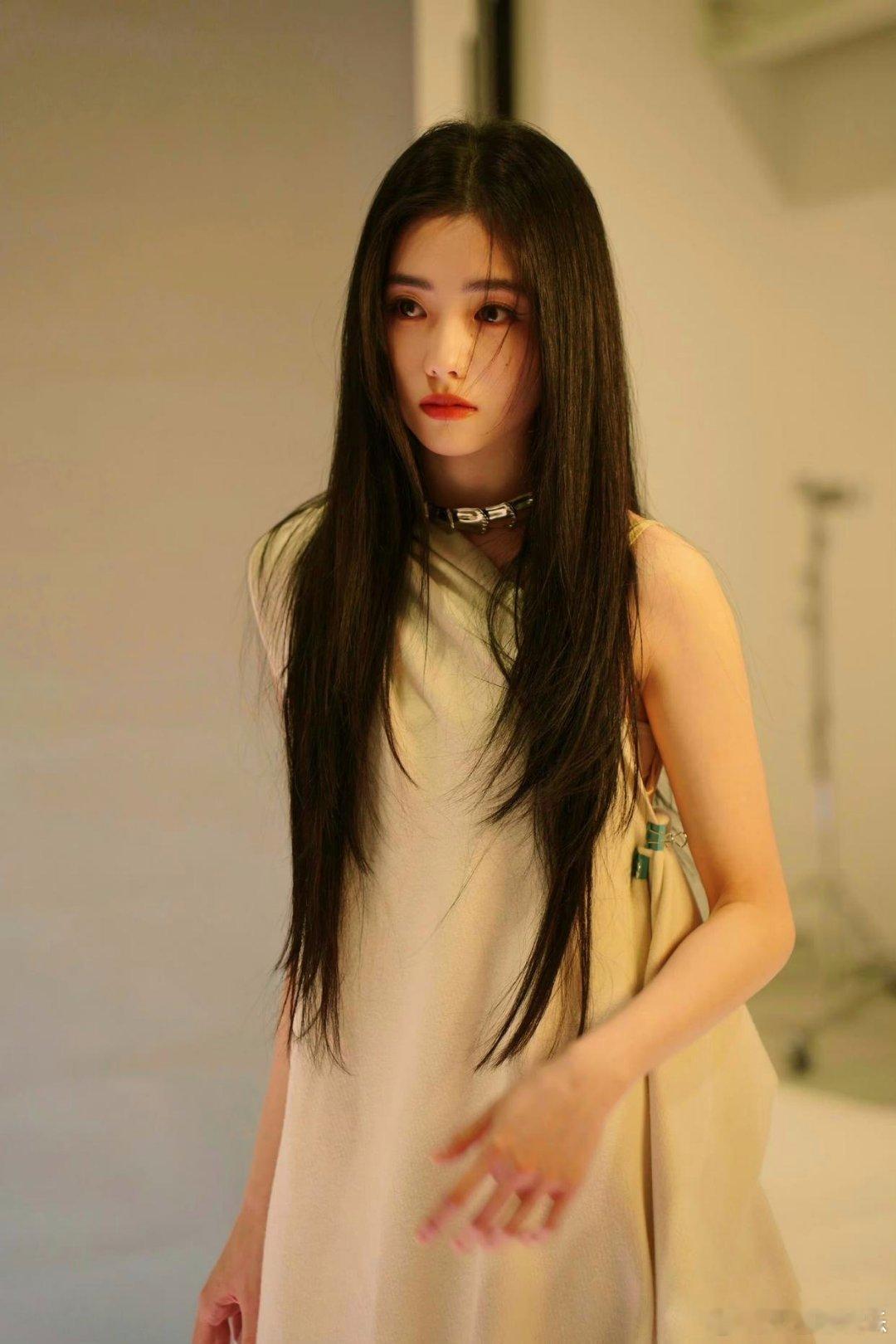 刘浩存宛若春风拂心，温柔又略带俏皮，身姿比例堪称黄金分割，直击心扉。腕线轻越裆间