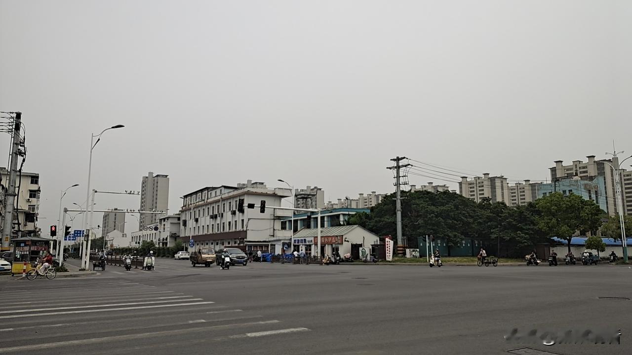请说出一部老电影，证明你不再年轻我觉得一部《庐山恋》承载了几代人的回忆，如今再提