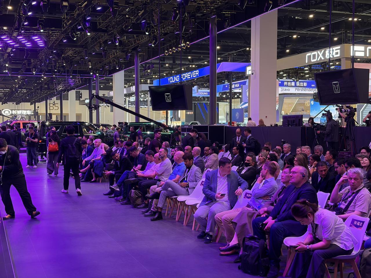 长城坦克展台热度太高了，现场被老外围得水泄不通，感觉在场的外国人比中国人还多（其