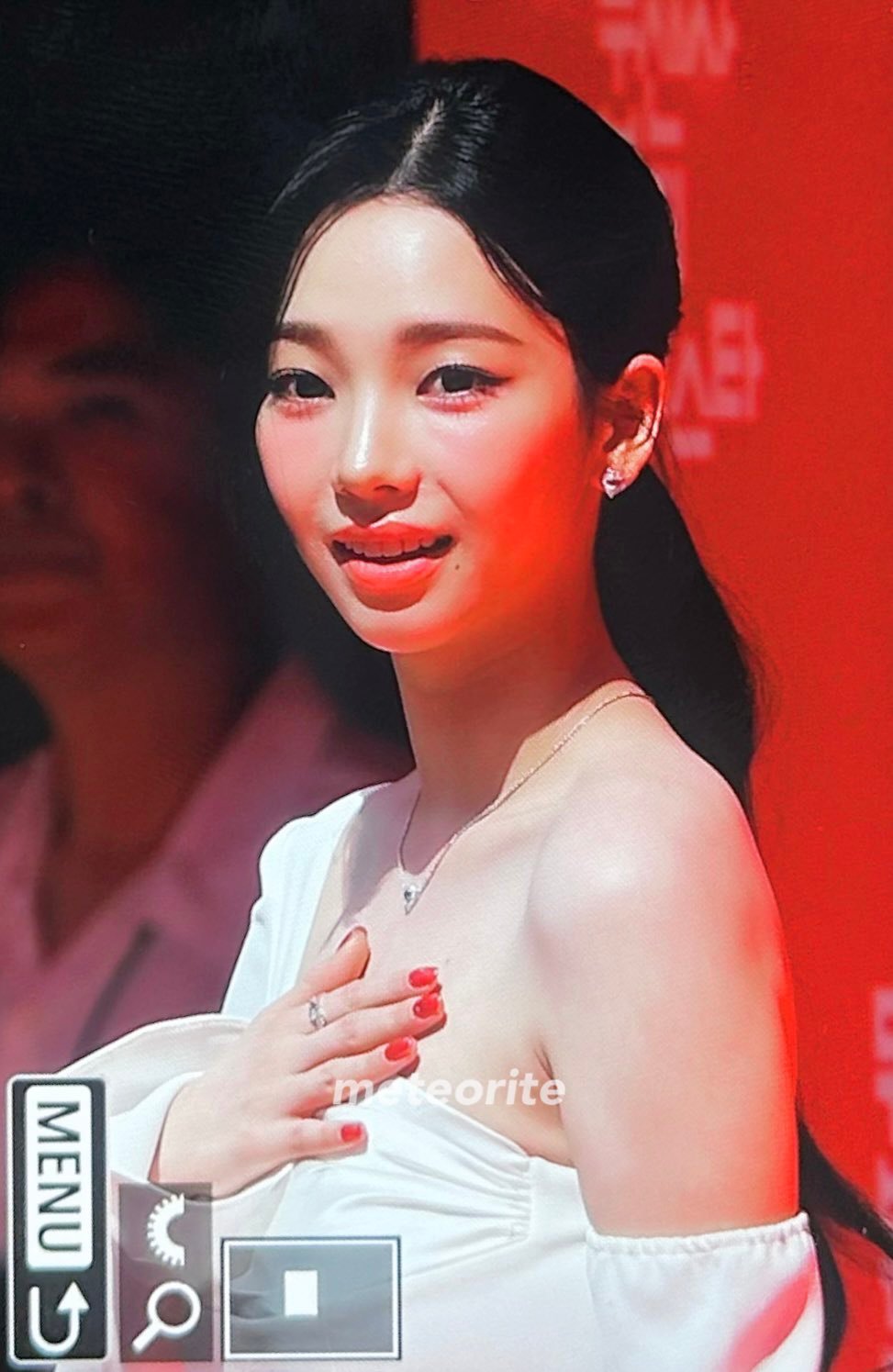站姐图都崩成这样。五女一拿下宝格丽代言把我们柳子气得修复都不去做了！ ​​​