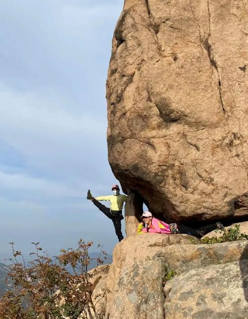 卧虎岭阴阳坡奇景

男生徒步卧虎岭，不经意间邂逅阴阳坡奇景。一侧阳光倾洒，草木葱