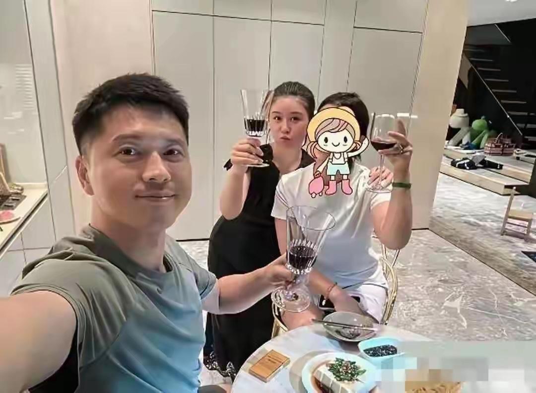 王雷优秀的演员，她们喝的是酒还是饮料