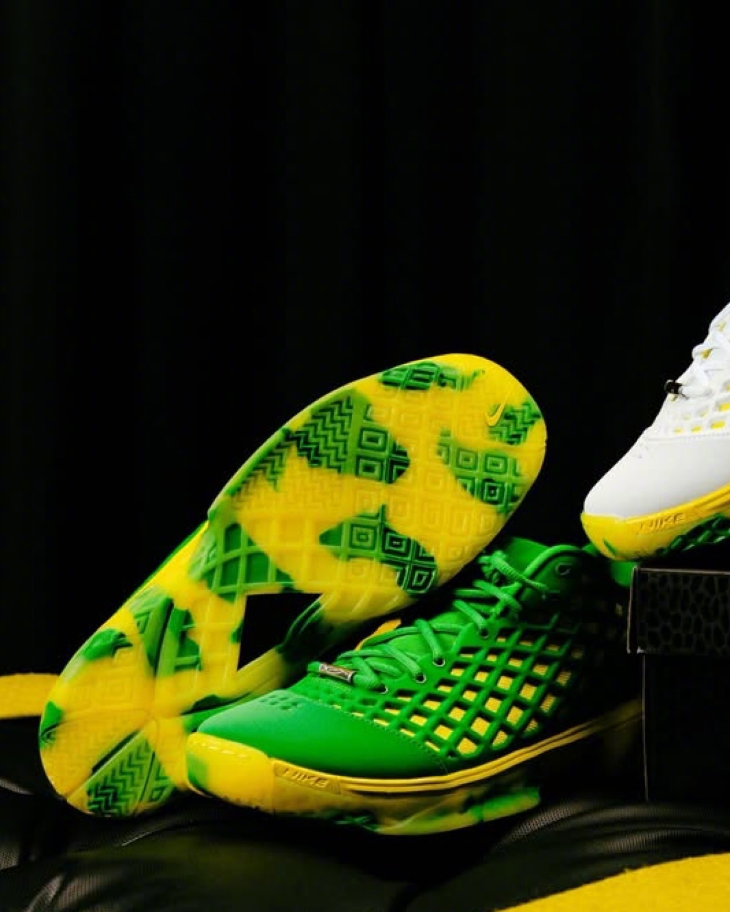 俄勒冈大学的Kobe 3 Low Protro PE，之前在张博源访校视频中也有