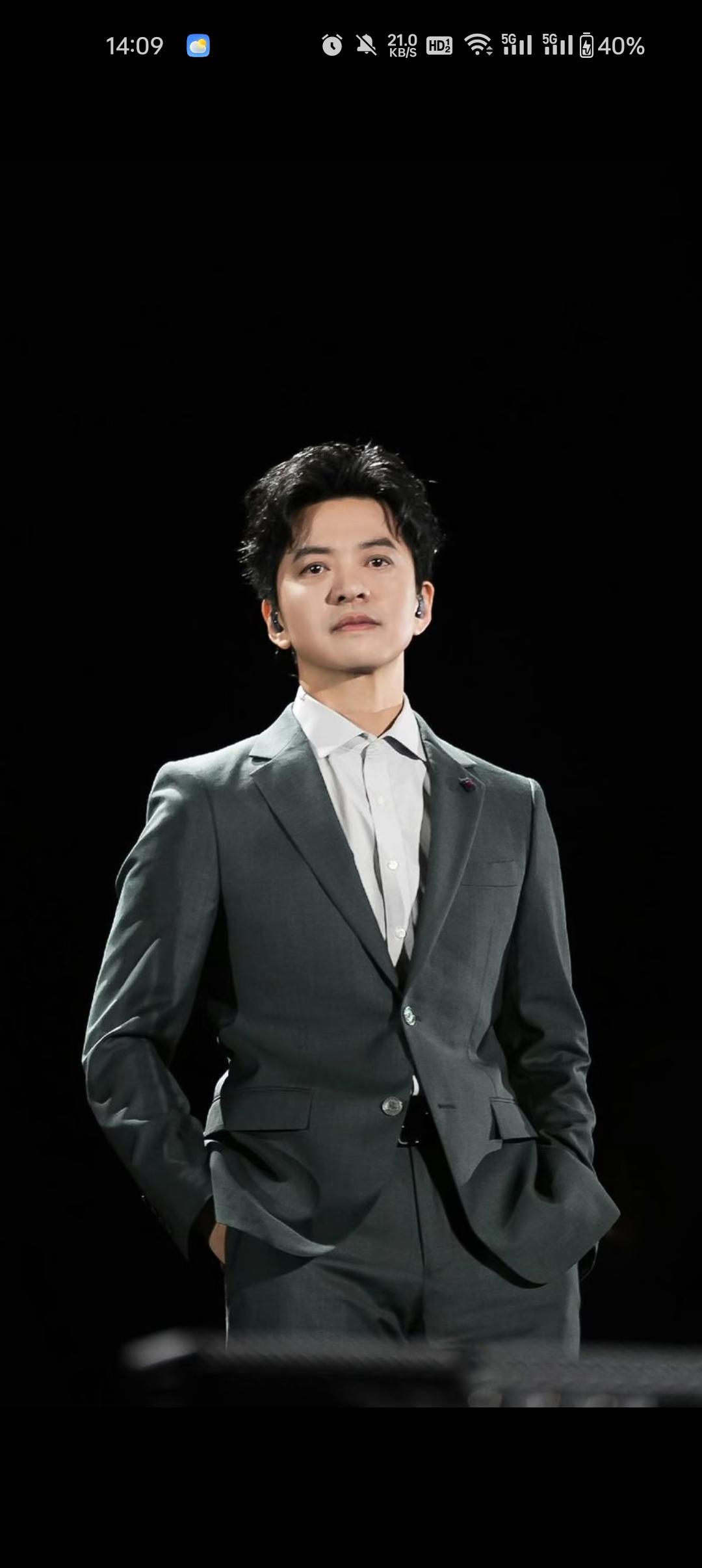 李健这位歌手
还挺有意思的
对事业上心，对婚姻也有不一样的看法！

记得第一次在