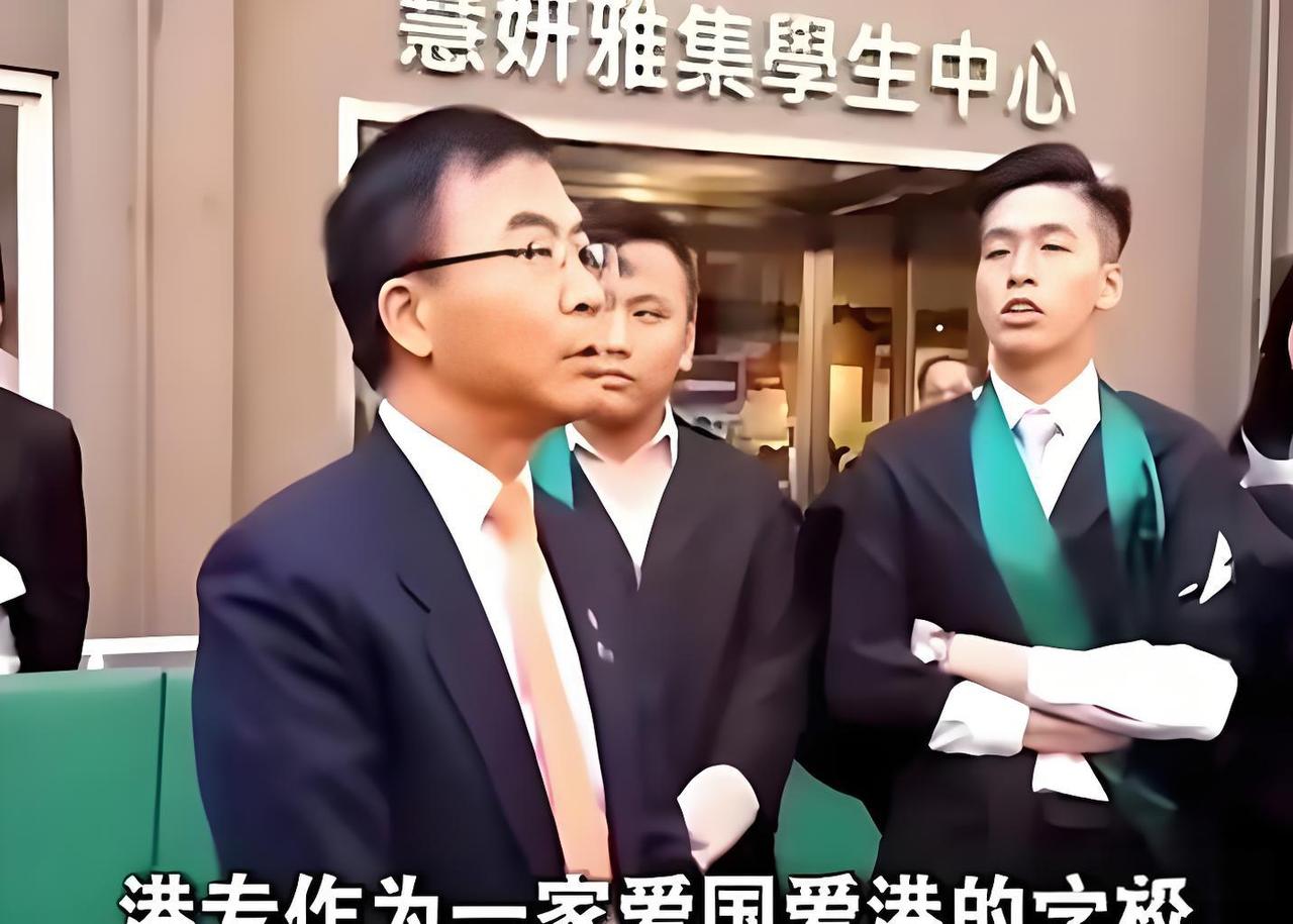香港港专学院一场毕业典礼上，奏国歌时出现两名学生拒不起立的意外场面。

在场所有