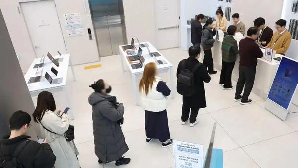 当千元机也开始挤入两千元档，甚至连所谓的“性价比”都变得昂贵时，用户与厂商之间的