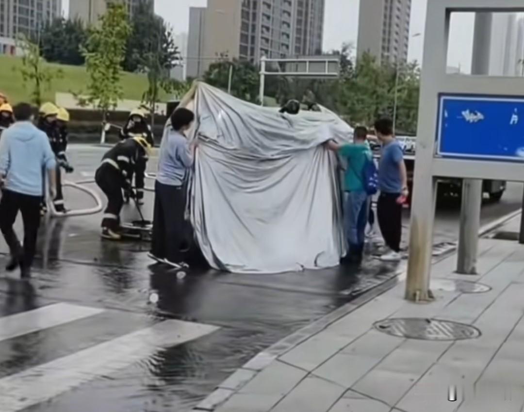 盖布的速度是真快，每次新能源汽车出事故，第一时间是盖布或者扣标。
车着火之后得到