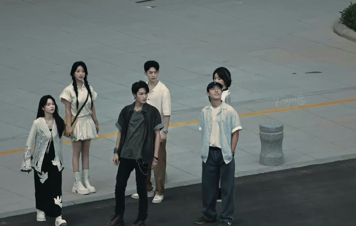 沈月七月的一天，双马尾的阿七美美哒，坐在那里好乖啊！☺️ ​ ​​​