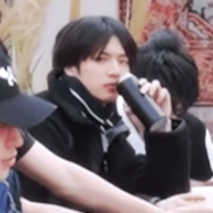嘴巴伸出二里地去够保温杯 