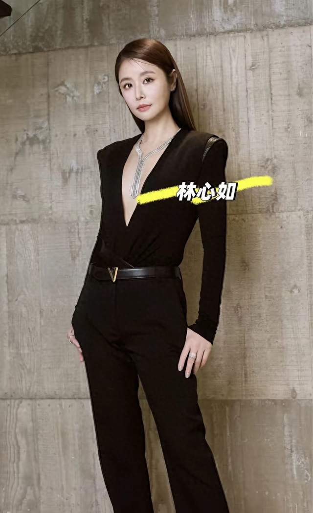 林心如：一袭深V黑装，诠释“大女主”的顶级气场