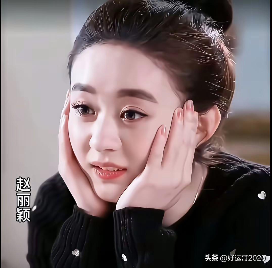 三个美女明星年轻时都长着一副娃娃脸，看起来都特别可爱，尤其是赵丽颖这大大的眼睛，