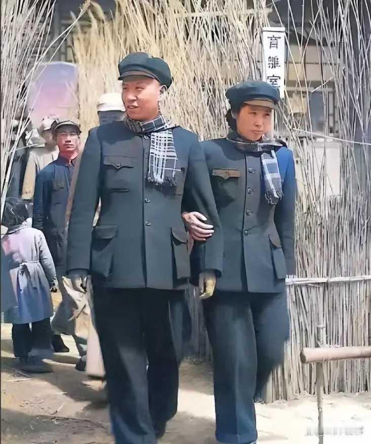 致敬刘少奇主席一九四八年八月和王光美新婚照片！非常珍贵！