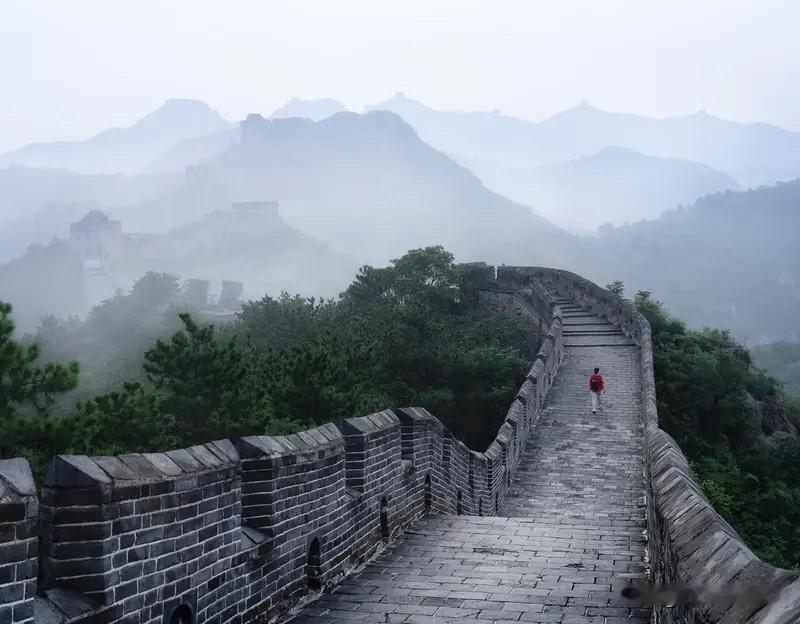 下雨的风景确实美得让人陶醉。就像诗句里描绘的，雷雨能涤荡山川，让天地焕然一新。我