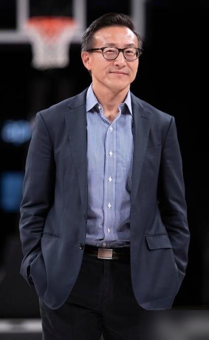 勇士现在估计心里不是滋味。

他们怎么也不会想到，

刚成为联盟奢侈税第一的球队