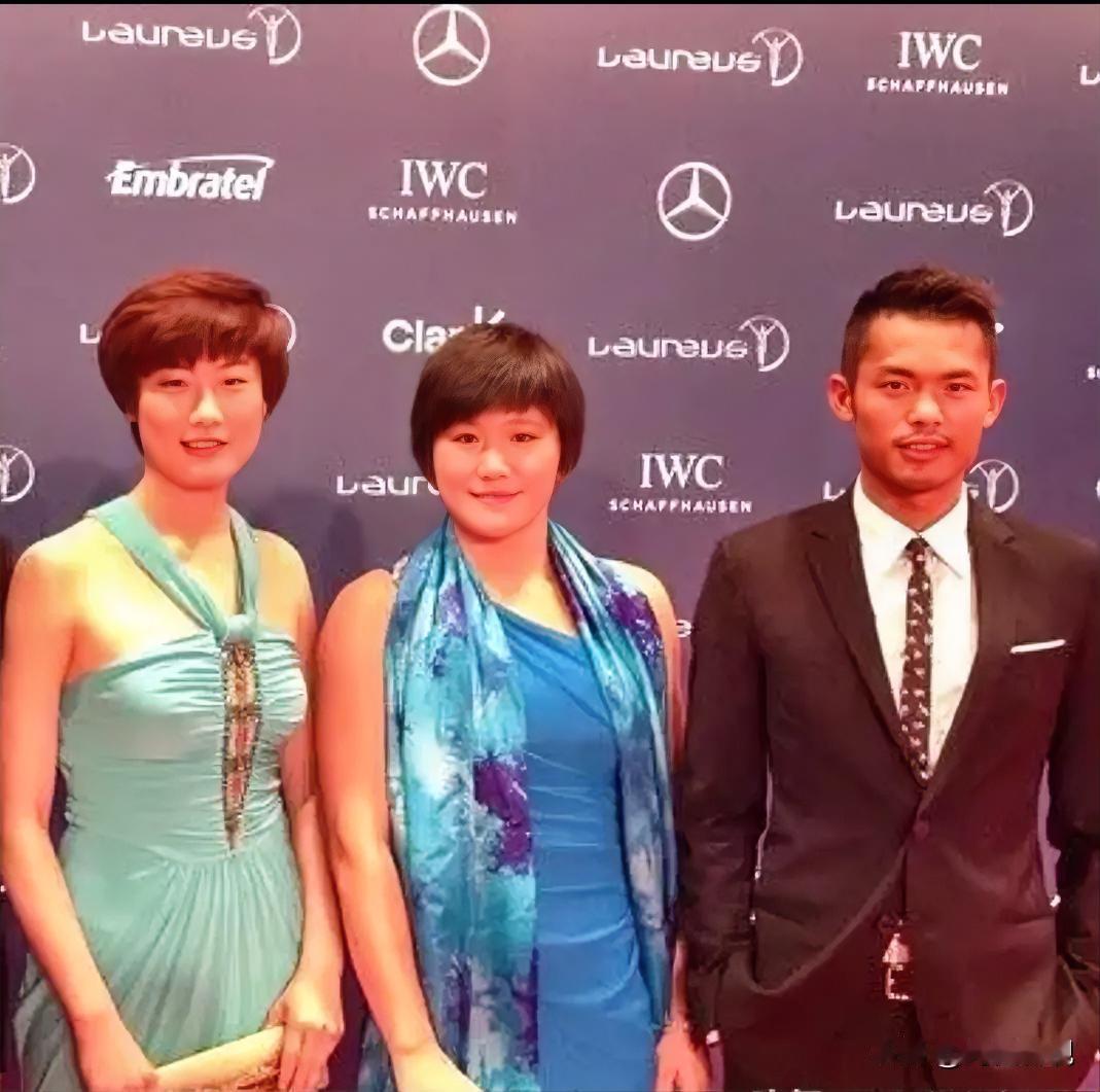 右边是高大修伟，气宇不凡，英姿昂昂的林丹，就不知左边的两位美女是谁？看细眉飞扬，