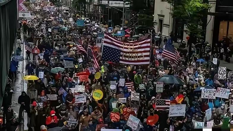 “北美懦夫”这词能像“斩杀线”一样火爆全球吗？

明明枪比人多，却专打小学生。4