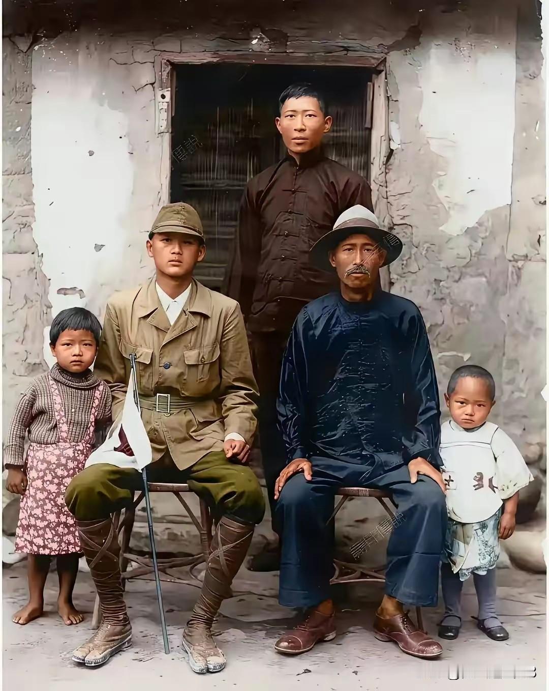 1943年，台湾高雄，这名青年人当上了日本兵，临行前跟家人拍下了这张合影。不知现