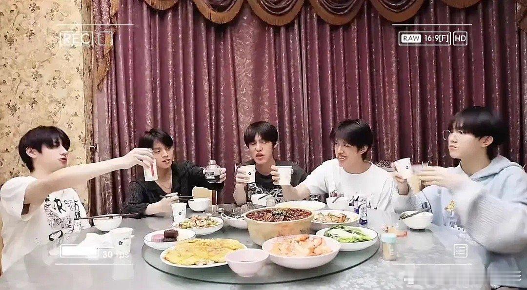 这确定是男团该有的颜值水平吗[跪了] ​​​