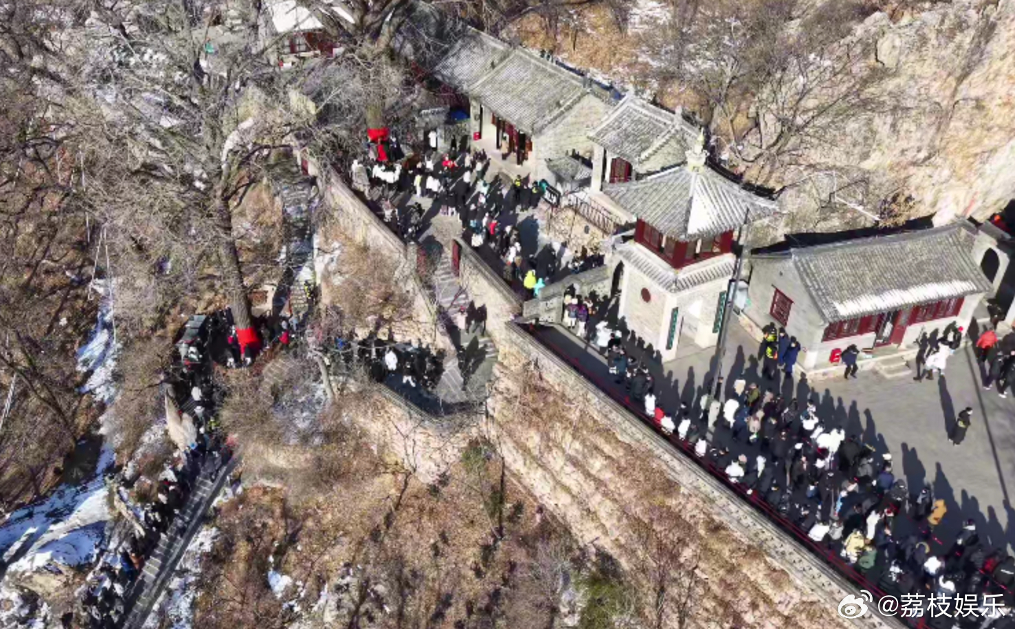 千年银杏这一段，已经不是简单的人多，而是人一层一层往外铺。靠近树干的都会停一下、