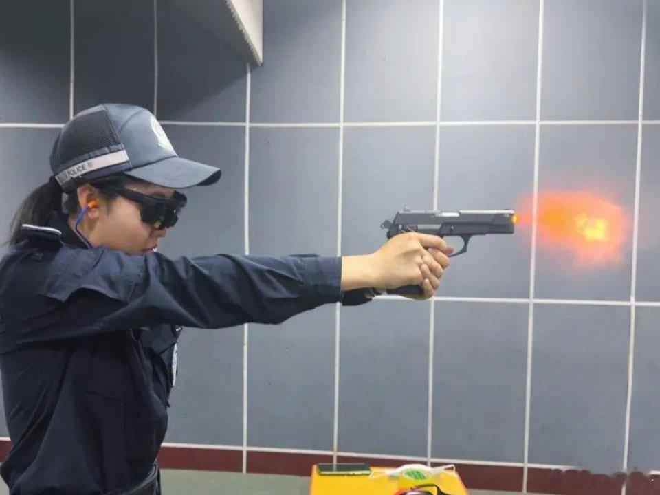 #警花#“砰！砰！砰！”伴随着一阵紧凑的Q响，几秒之内，数米开外，金属靶纷纷应声
