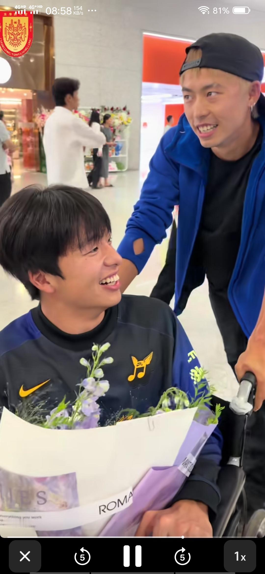 汪士钦出现在机场接从北京治疗回到重庆的前队友李镇全。
不知道此举意味着什么。
