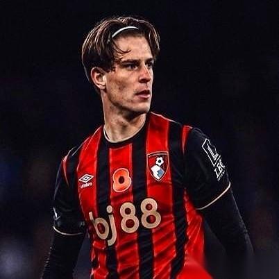 曼联的球探在看台上盯了整整一个赛季，现在，他们终于要对伯恩茅斯的亚历克斯·斯科特