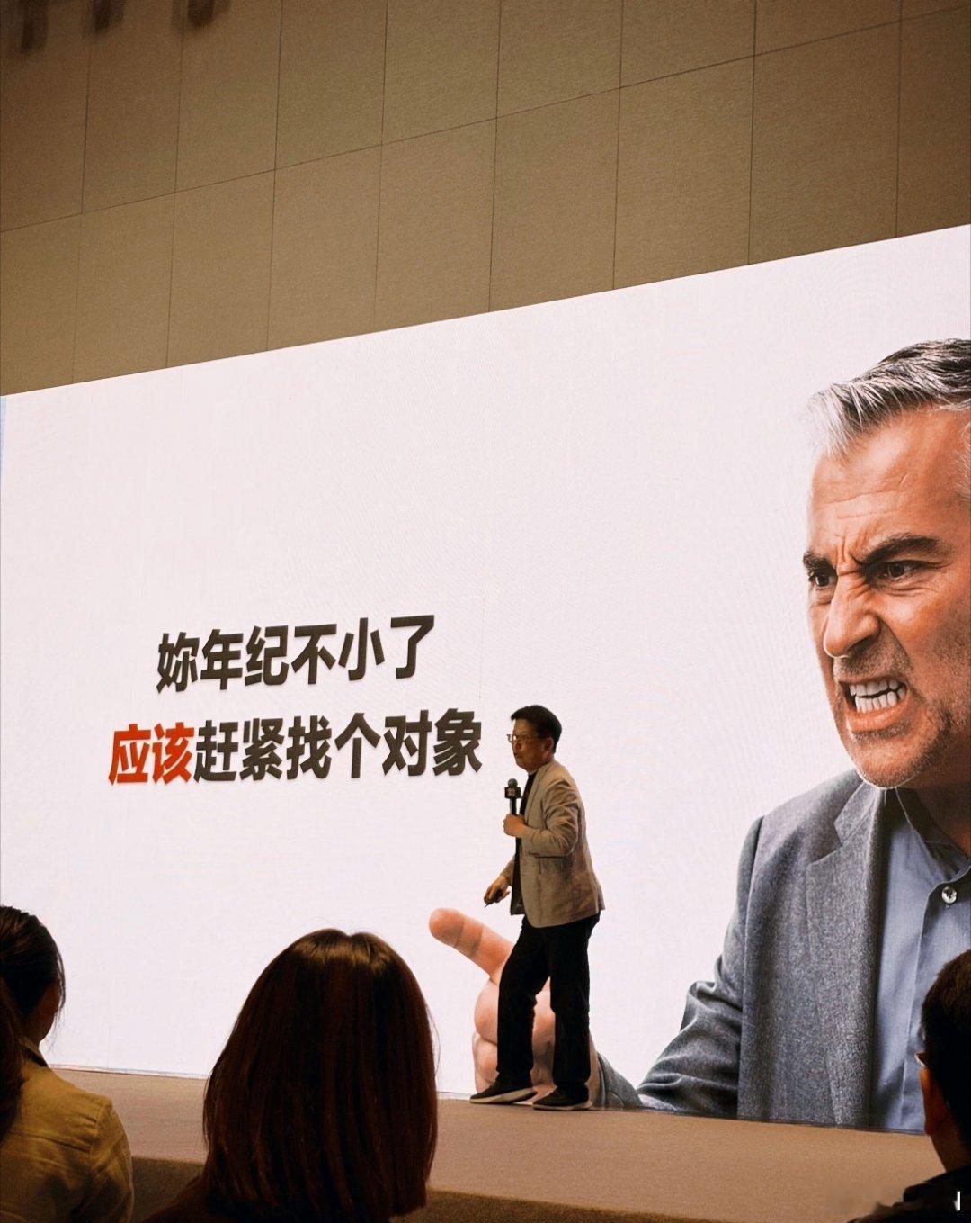 几年前，那会我还单身的时候有一个女生在社交平台上刷到我一直给我点赞，后面还给我私
