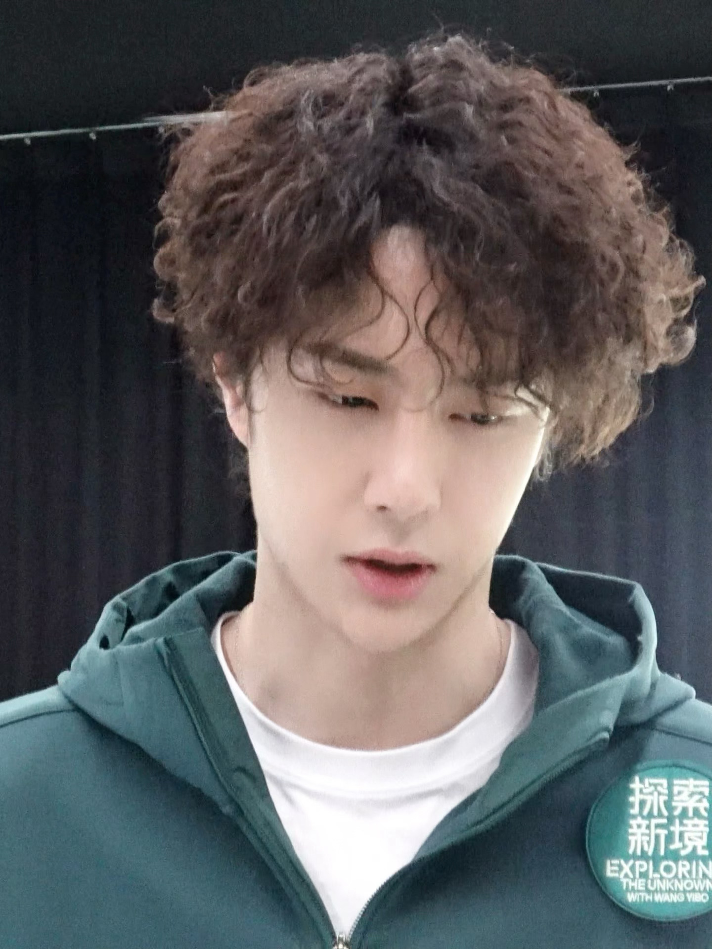 王一博卷毛笑颜live，王一博岩羊版上线，期待住和一博的岩羊版的故事见面，期待住