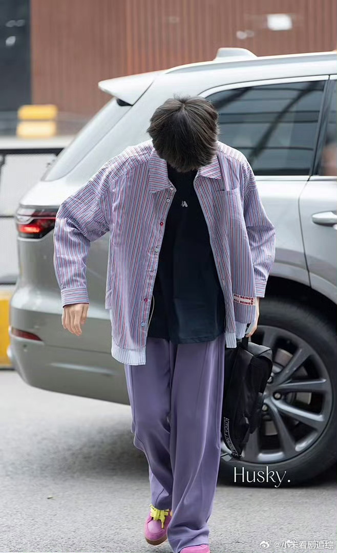 李煜东听粉丝的话换了彩色衣服李煜东 就这样嘴上不说默默的把事情都记住做了李煜东