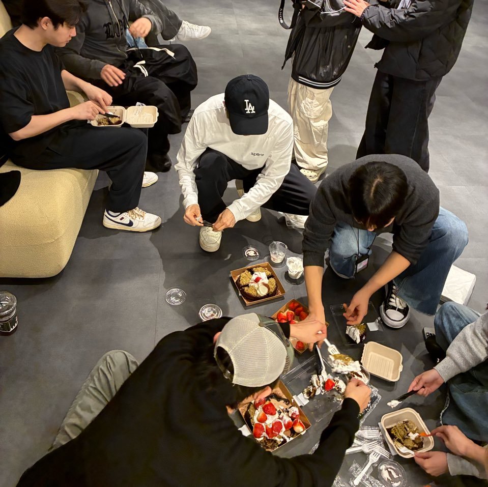 实时在练习室一起吃迪拜华夫饼的EXO 