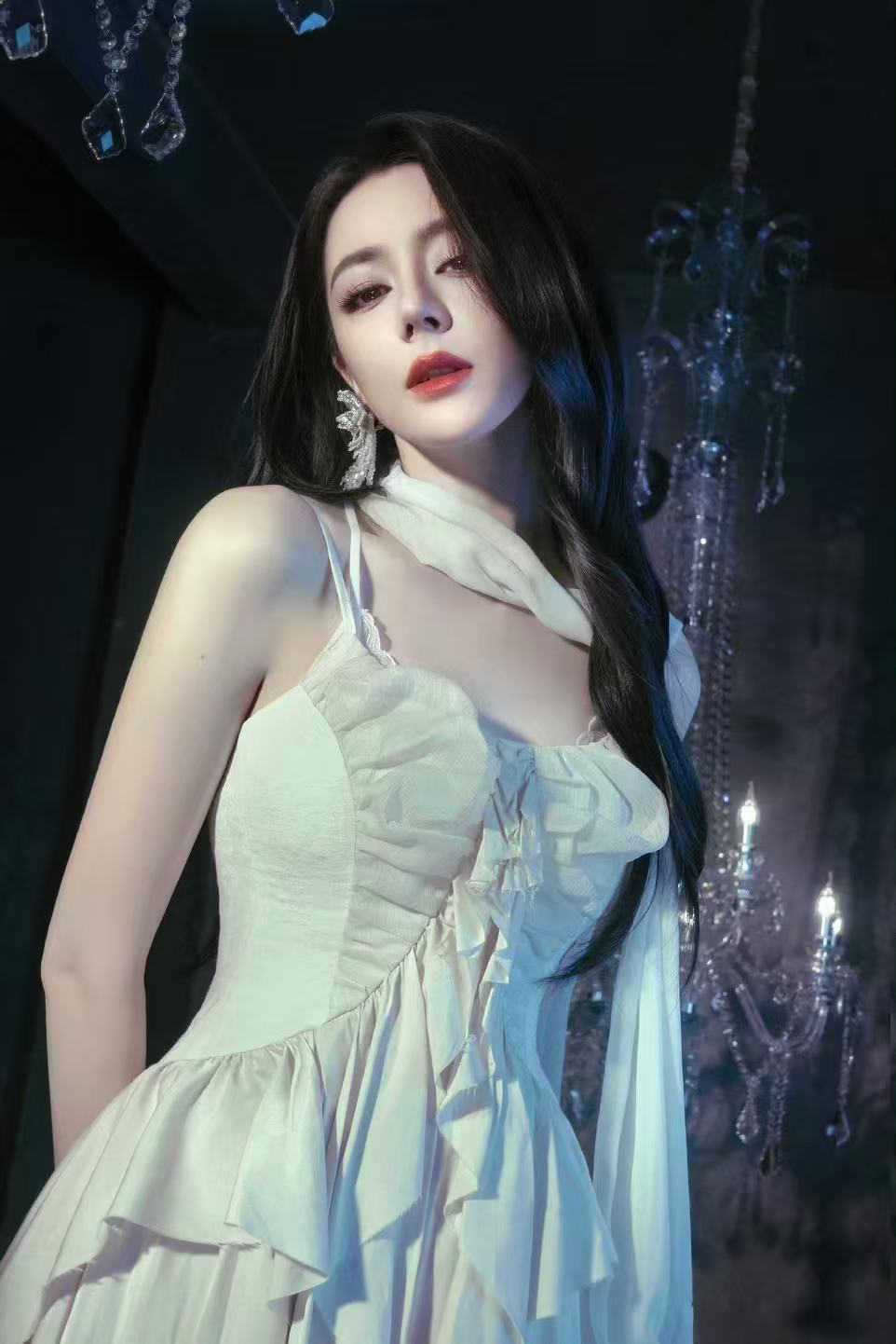 迪丽热巴水晶女神迪丽热巴对视压迫感迪丽热巴对视压迫感，水晶女神，