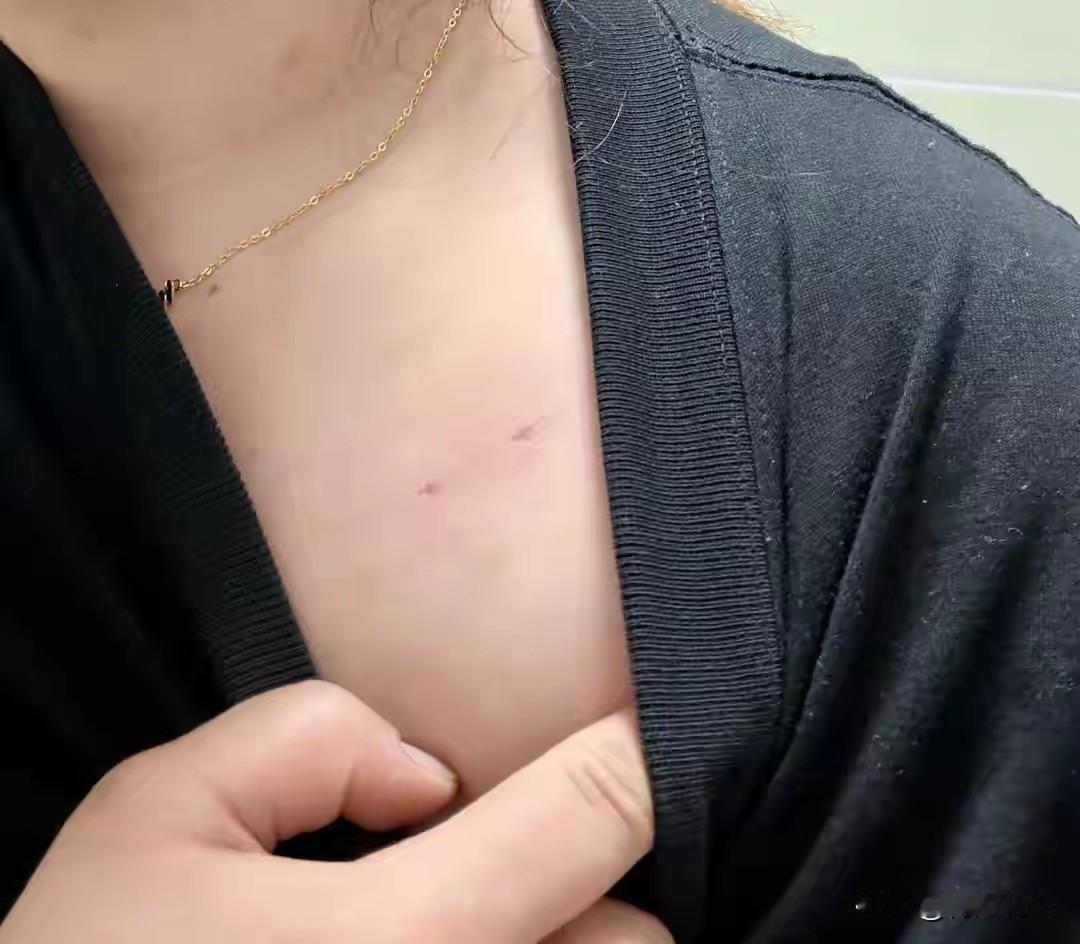 云南昭通，朱女士独自在家洗澡，一个醉汉突然闯入，打开卫生间门就对她动手动脚，朱女
