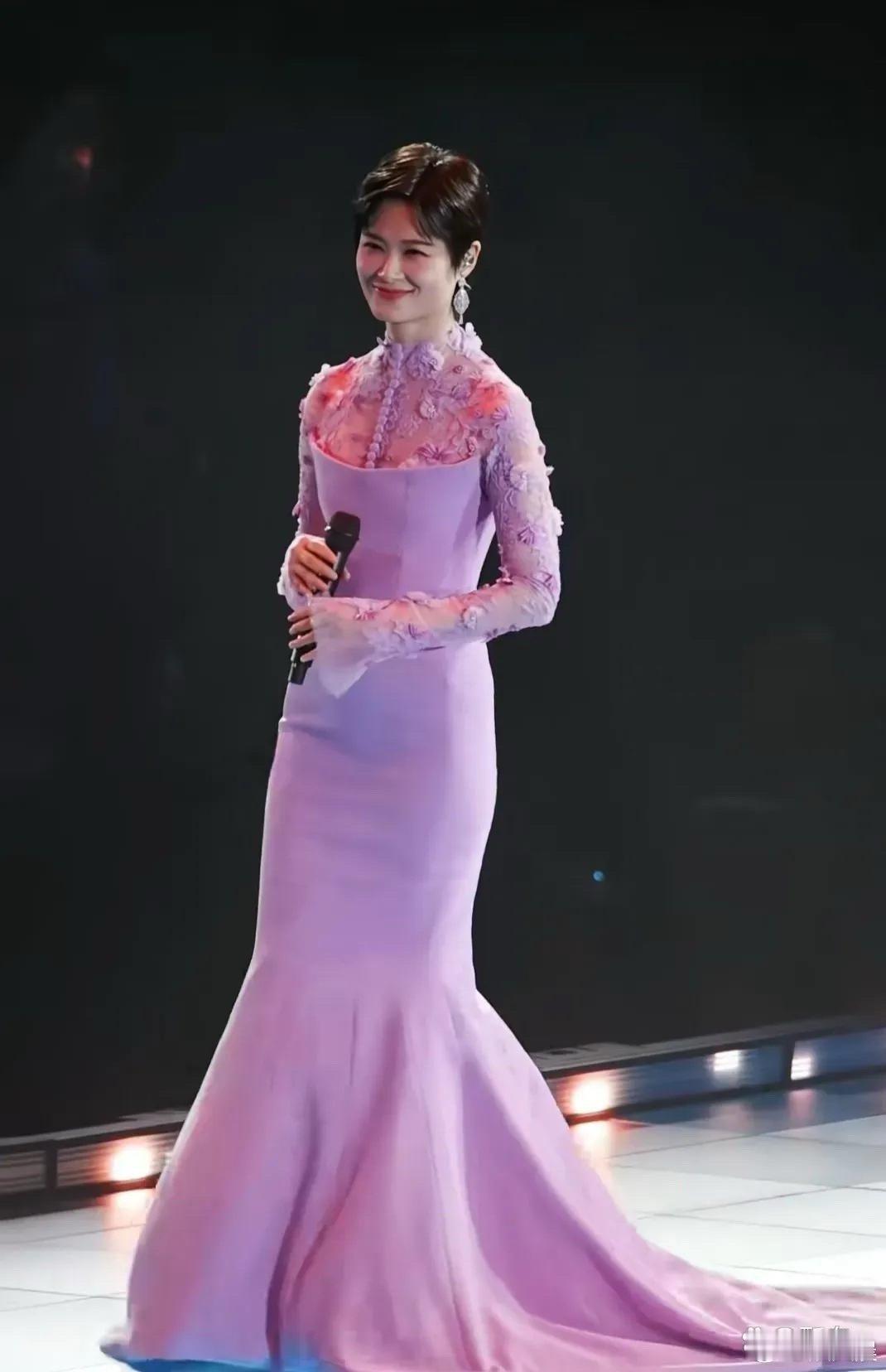 活久见！李宇春居然穿裙子了，还是这般娇嫩色系的，反差感直接拉满！ 