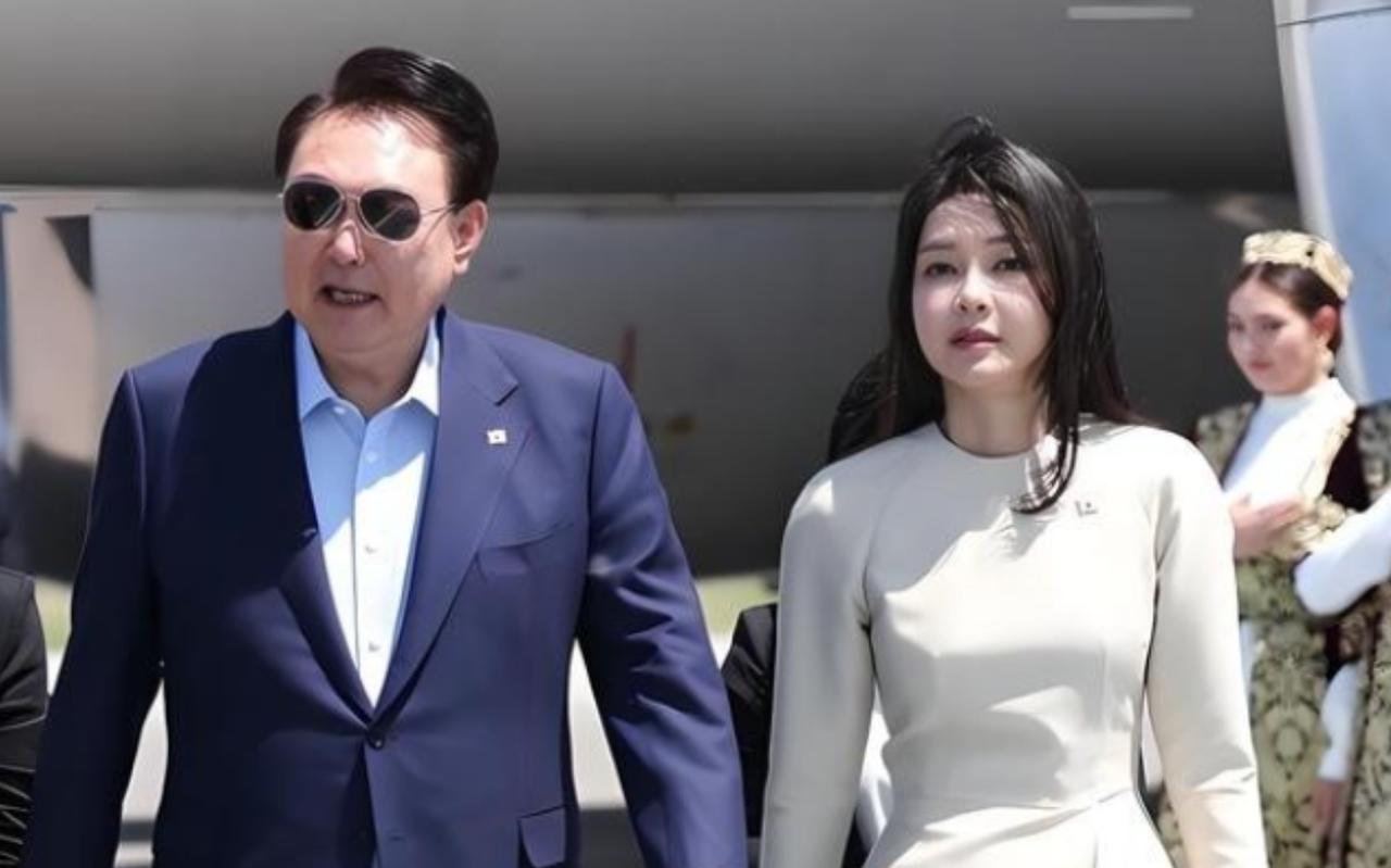 尹锡悦的政治人生，算是彻底走到头了。

政坛沉浮向来瞬息万变，有人能逆风翻盘，有