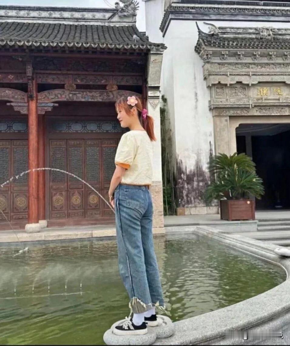 今天来了个00后小姑娘面试，结果和招聘HR还没正式面试就扛起来了，原因就是在填应