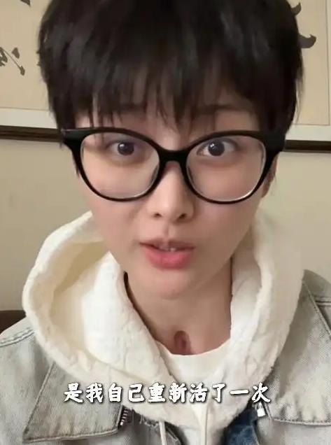 网红“晚安安”近日公开自述35楼坠楼生还经历，称意外坠落后被缓冲平台接住，送医后
