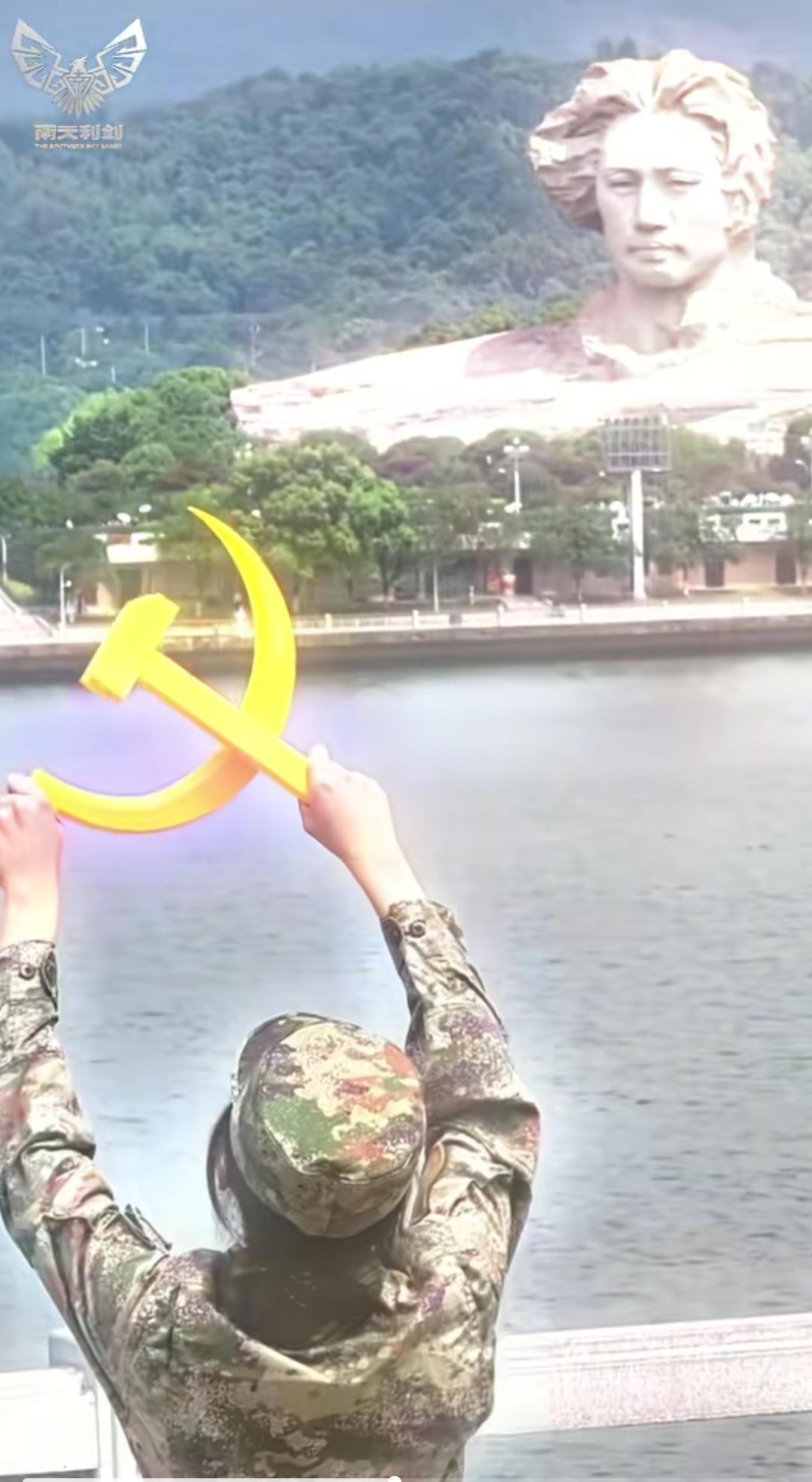 7月1日那天，南部战区空军官方账号发布了一条视频。在橘子洲头致敬教员，致敬党。那