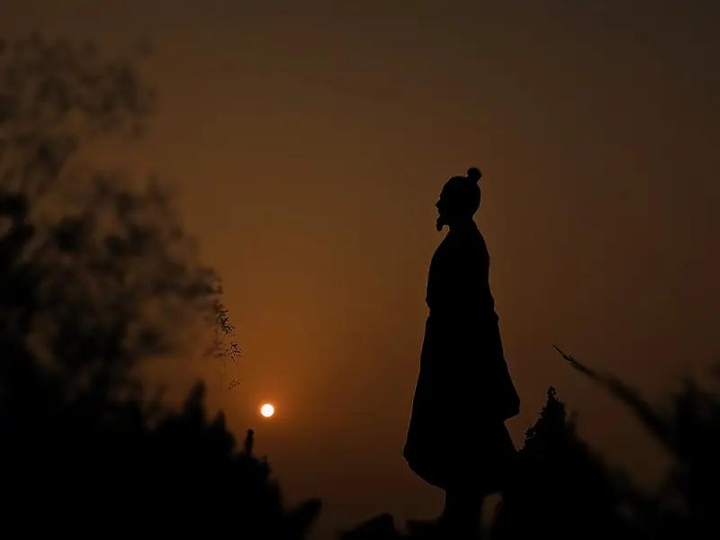 不是你要做一个有风骨有气节，浩然正气之人。
是你在通往大道的过程里，自动就归正了